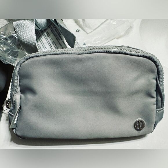 NWT Lululemon Everywhere Belt Bag Silver Drop Extended Strap Cute Hands Free - Picture 1 of 8